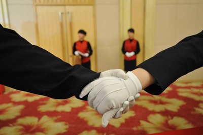 兩會(huì)中的服務(wù)員們 無聲的奉獻(xiàn)，卓越的會(huì)議服務(wù)